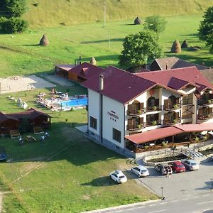 Hotel Carpathia Onceşti Exterior photo