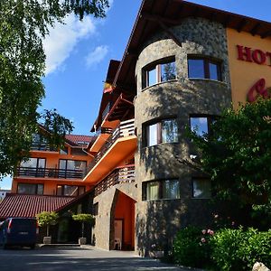 Hotel Oasis Brașov Exterior photo